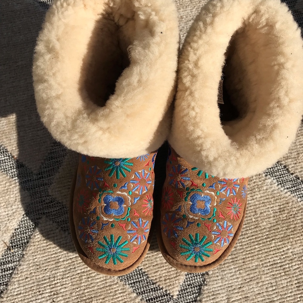 Embroidered UGG’s - Picture 3 of 7